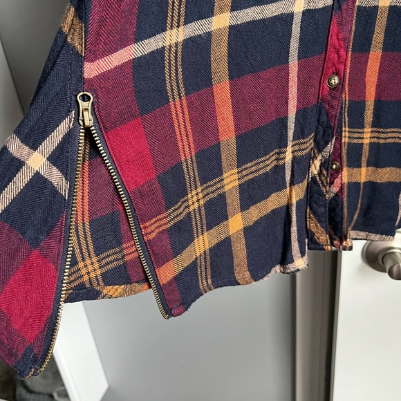 Maurice’s side zipper flannel - Picture 3 of 6
